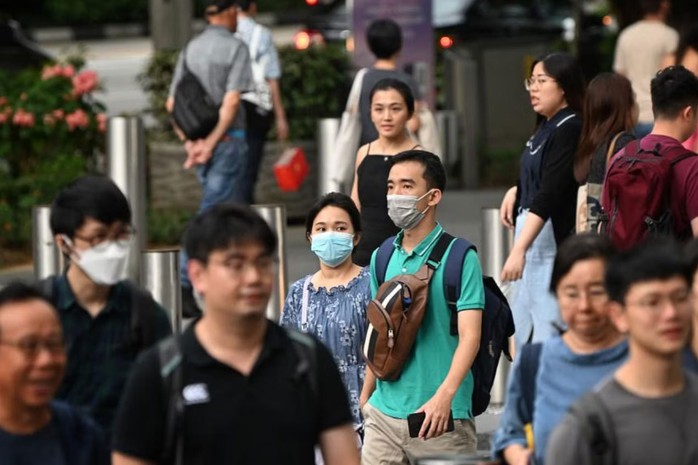 Người dân Singapore được khuyến cáo đeo khẩu trang trong không gian kín đông người Ảnh: STRAITS TIMES Người dân Singapore được khuyến cáo đeo khẩu trang trong không gian kín đông người Ảnh: STRAITS TIMES