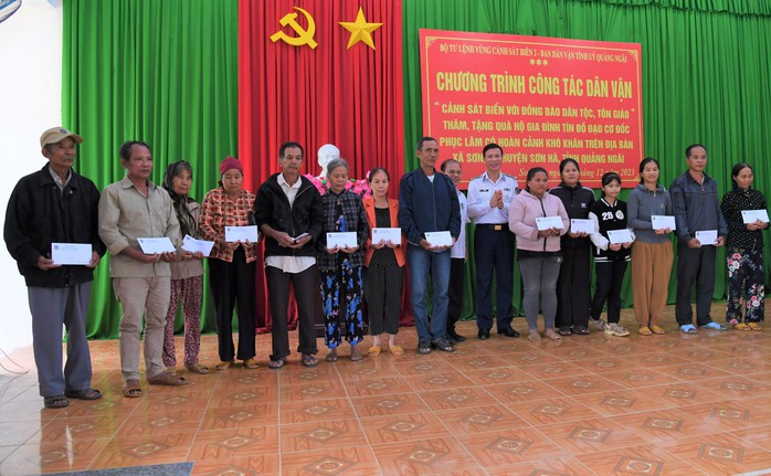 Vùng Cảnh sát biển 2 thăm, tặng quà dịp Giáng Sinh ở Quảng Ngãi- Ảnh 2. Vùng Cảnh sát biển 2 thăm, tặng quà dịp Giáng Sinh ở Quảng Ngãi- Ảnh 2.