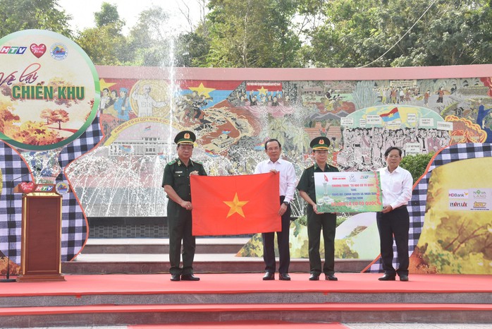 Hướng về biên cương Tổ quốc- Ảnh 1. Hướng về biên cương Tổ quốc- Ảnh 1.