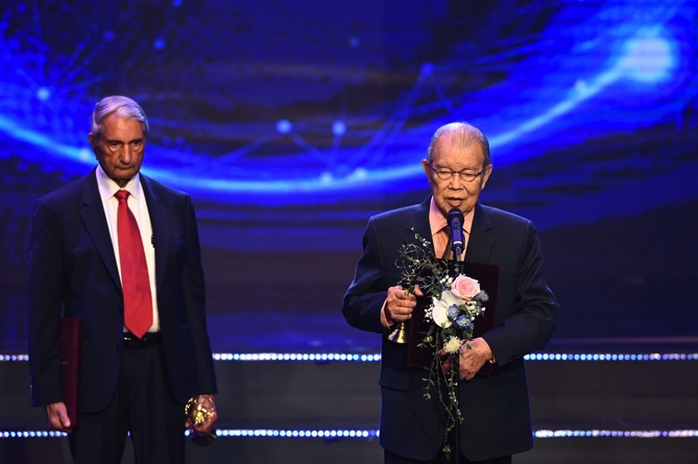GS Võ Tòng Xuân được vinh danh tại lễ trao Giải thưởng VinFuture 2023
- Ảnh 2. GS Võ Tòng Xuân được vinh danh tại lễ trao Giải thưởng VinFuture 2023
- Ảnh 2.