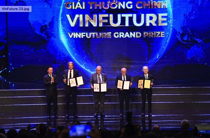 GS Võ Tòng Xuân được vinh danh tại lễ trao Giải thưởng VinFuture 2023
- Ảnh 1. GS Võ Tòng Xuân được vinh danh tại lễ trao Giải thưởng VinFuture 2023
- Ảnh 1.