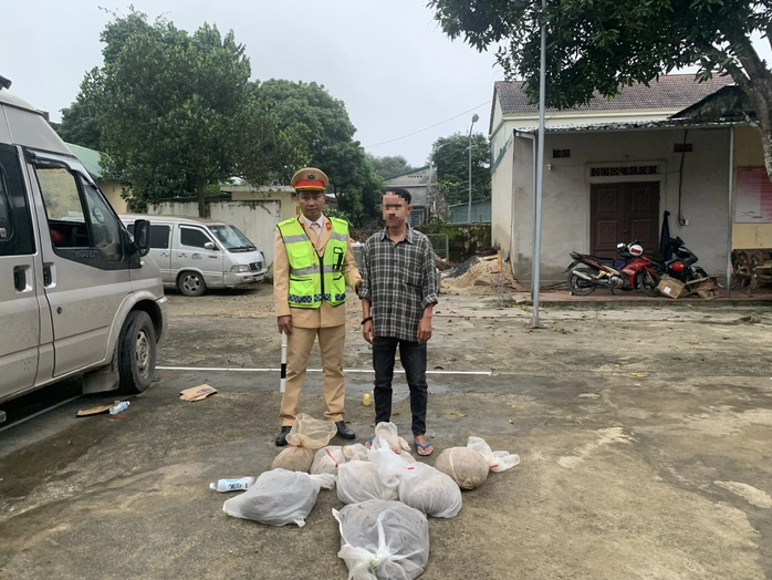 Chặn bắt xe khách chở hàng chục cá thể rắn, tê tê- Ảnh 1. Chặn bắt xe khách chở hàng chục cá thể rắn, tê tê- Ảnh 1.