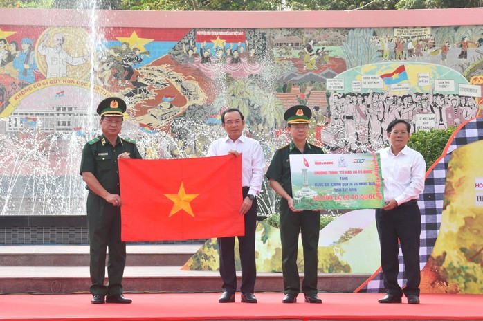 Bí thư Thành ủy TP HCM Nguyễn Văn Nên trao cờ Tổ quốc tại Tây Ninh- Ảnh 1. Bí thư Thành ủy TP HCM Nguyễn Văn Nên trao cờ Tổ quốc tại Tây Ninh- Ảnh 1.