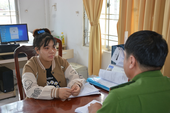 Đồng Tháp: Người mẹ nhẫn tâm bỏ con vào hộp nhựa thả xuống sông- Ảnh 1. Đồng Tháp: Người mẹ nhẫn tâm bỏ con vào hộp nhựa thả xuống sông- Ảnh 1.