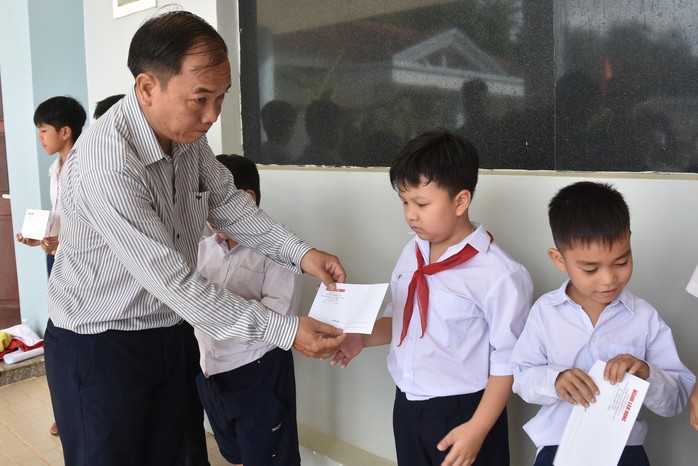 Bí thư Thành ủy TP HCM Nguyễn Văn Nên trao cờ Tổ quốc tại Tây Ninh- Ảnh 3. Bí thư Thành ủy TP HCM Nguyễn Văn Nên trao cờ Tổ quốc tại Tây Ninh- Ảnh 3.
