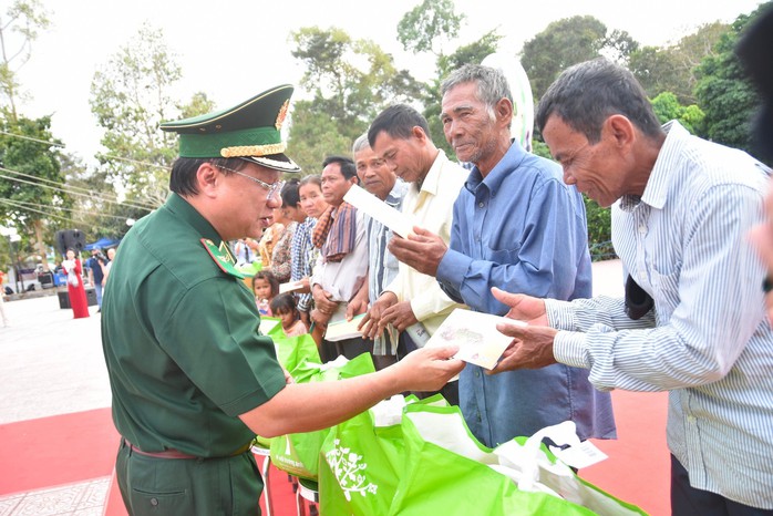 Bí thư Thành ủy TP HCM Nguyễn Văn Nên trao cờ Tổ quốc tại Tây Ninh- Ảnh 4. Bí thư Thành ủy TP HCM Nguyễn Văn Nên trao cờ Tổ quốc tại Tây Ninh- Ảnh 4.
