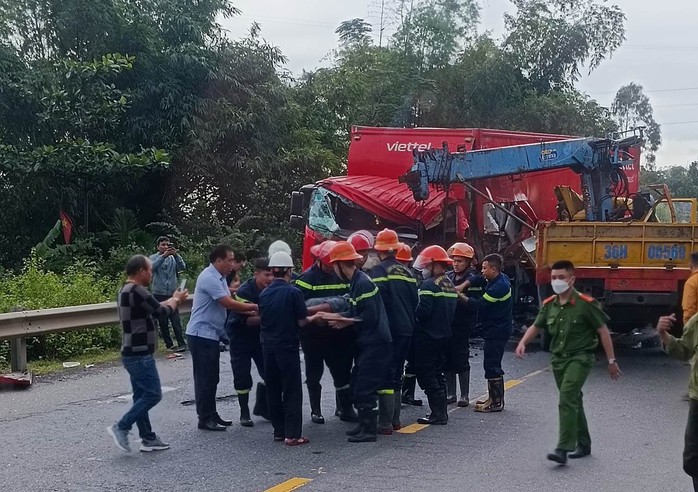 Hai xe tải biến dạng sau tai nạn trên đường tránh Nam Hải Vân- Ảnh 2. Hai xe tải biến dạng sau tai nạn trên đường tránh Nam Hải Vân- Ảnh 2.