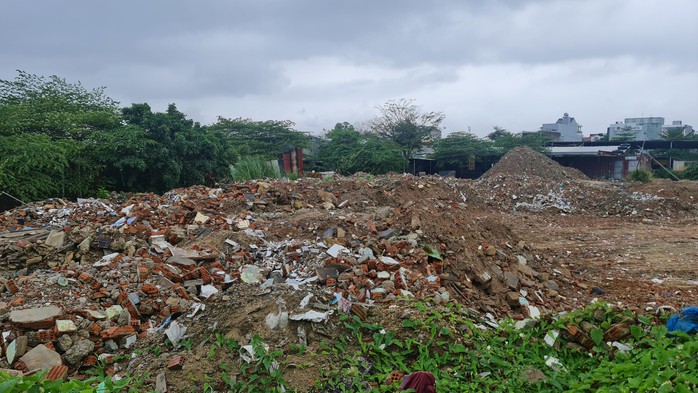 Truy nguồn xe vào đường cấm ở Đà Nẵng, "lòi ra" bãi xà bần không phép tinh vi- Ảnh 5. Truy nguồn xe vào đường cấm ở Đà Nẵng, "lòi ra" bãi xà bần không phép tinh vi- Ảnh 5.