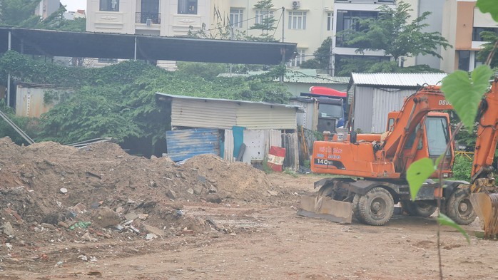 Truy nguồn xe vào đường cấm ở Đà Nẵng, "lòi ra" bãi xà bần không phép tinh vi- Ảnh 4. Truy nguồn xe vào đường cấm ở Đà Nẵng, "lòi ra" bãi xà bần không phép tinh vi- Ảnh 4.