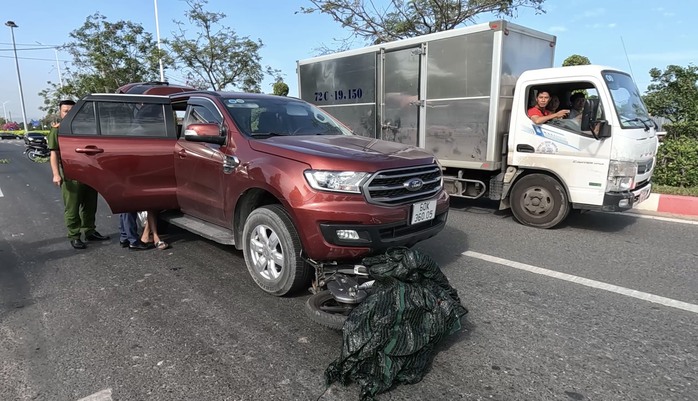 Tông rồi kéo lê xe của cảnh sát khi bị kiểm tra- Ảnh 1.