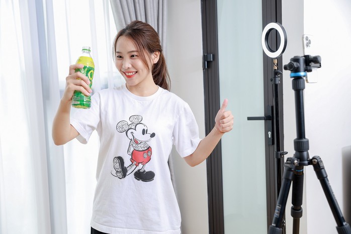 Trong những ngày cuối cùng của năm 2023, nhiều người trẻ vừa tăng tốc làm việc, vừa giải nhiệt đón xuân với chai Trà Xanh Không Độ và mong ước về một năm mới tốt đẹp hơn Trong những ngày cuối cùng của năm 2023, nhiều người trẻ vừa tăng tốc làm việc, vừa giải nhiệt đón xuân với chai Trà Xanh Không Độ và mong ước về một năm mới tốt đẹp hơn