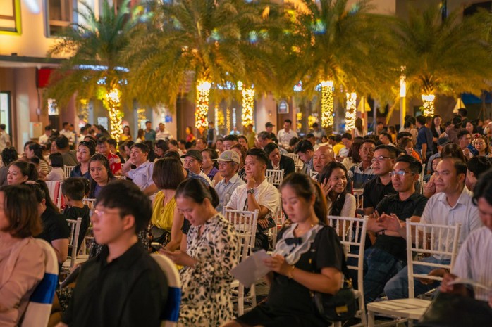 Show trình diễn nghệ thuật ánh sáng hiện đại bậc nhất Việt Nam tại Phú Quốc- Ảnh 1. Show trình diễn nghệ thuật ánh sáng hiện đại bậc nhất Việt Nam tại Phú Quốc- Ảnh 1.
