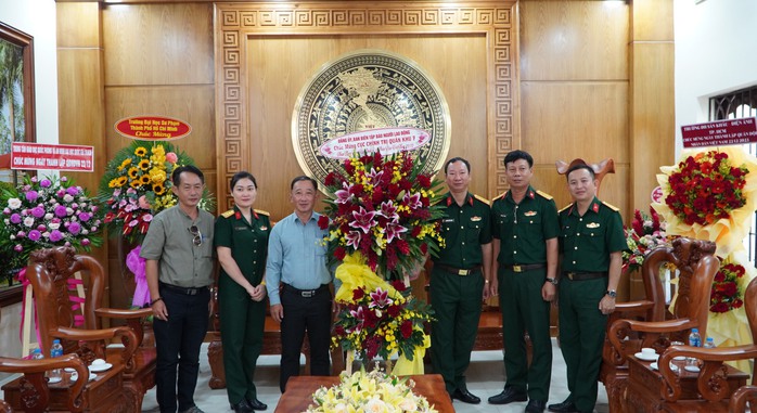 Báo Người Lao Động thăm, chúc mừng Quân khu 7 nhân ngày thành lập Quân đội Nhân dân Việt Nam- Ảnh 3. Báo Người Lao Động thăm, chúc mừng Quân khu 7 nhân ngày thành lập Quân đội Nhân dân Việt Nam- Ảnh 3.
