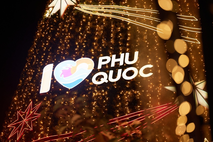“Lễ thắp sáng Cây thông Ngàn sao” mở màn mùa Giáng sinh tưng bừng nhất từ trước đến nay tại Phú Quốc- Ảnh 4. “Lễ thắp sáng Cây thông Ngàn sao” mở màn mùa Giáng sinh tưng bừng nhất từ trước đến nay tại Phú Quốc- Ảnh 4.