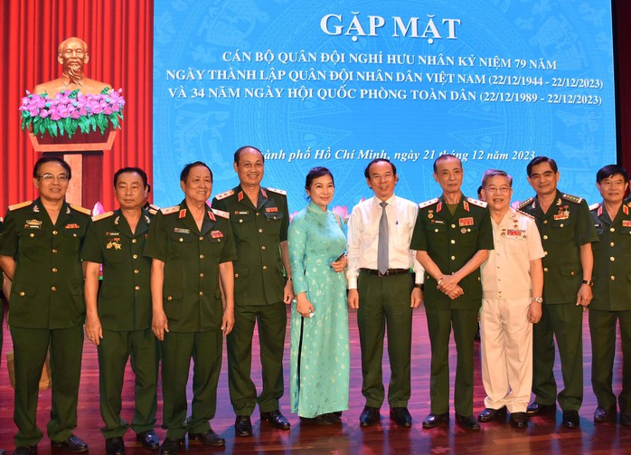 Ủy viên Bộ Chính trị, Bí thư Thành ủy TP HCM Nguyễn Văn Nên gặp gỡ cán bộ quân đội nghỉ hưu vào chiều 21-12 Ảnh: LÊ VĨNH Ủy viên Bộ Chính trị, Bí thư Thành ủy TP HCM Nguyễn Văn Nên gặp gỡ cán bộ quân đội nghỉ hưu vào chiều 21-12 Ảnh: LÊ VĨNH