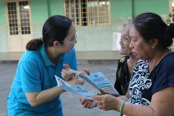 Cán bộ BHXH TP HCM tuyên truyền chính sách BHXH tự nguyện cho người dân Cán bộ BHXH TP HCM tuyên truyền chính sách BHXH tự nguyện cho người dân