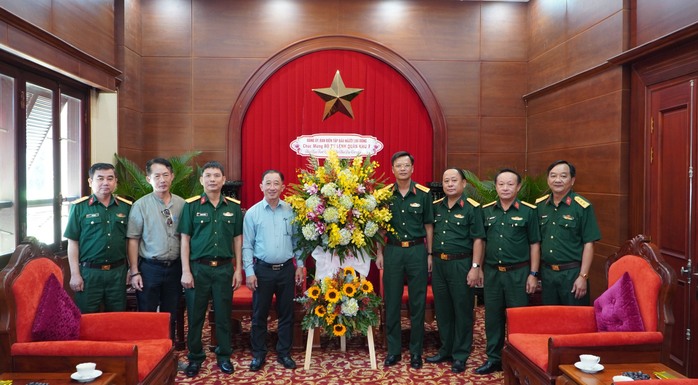 Báo Người Lao Động thăm, chúc mừng Quân khu 7 nhân ngày thành lập Quân đội Nhân dân Việt Nam- Ảnh 1. Báo Người Lao Động thăm, chúc mừng Quân khu 7 nhân ngày thành lập Quân đội Nhân dân Việt Nam- Ảnh 1.