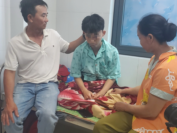 Một học sinh lớp 10 ở Bình Định bị nhóm bạn cùng trường đánh gãy xương mũi- Ảnh 1. Một học sinh lớp 10 ở Bình Định bị nhóm bạn cùng trường đánh gãy xương mũi- Ảnh 1.