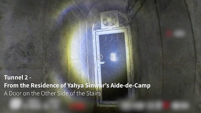 Ảnh cắt từ clip cho thấy đường hầm số 2 từ nhà của phụ tá thủ lĩnh Hamas. Ảnh: Reuters Ảnh cắt từ clip cho thấy đường hầm số 2 từ nhà của phụ tá thủ lĩnh Hamas. Ảnh: Reuters