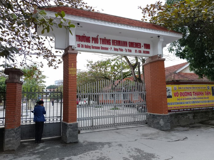 Sập trần lớp học, nhiều học sinh bị thương- Ảnh 1. Sập trần lớp học, nhiều học sinh bị thương- Ảnh 1.