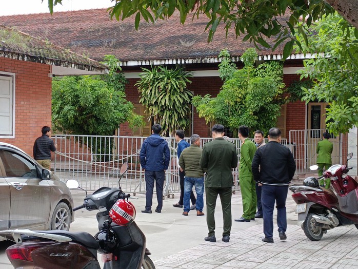 Thông tin mới vụ nhiều học sinh bị thương do trần lớp học sập- Ảnh 3. Thông tin mới vụ nhiều học sinh bị thương do trần lớp học sập- Ảnh 3.
