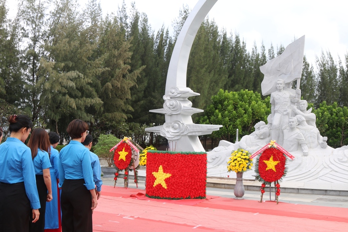 Khánh Hoà: Dâng hương tưởng niệm chiến sĩ Gạc Ma- Ảnh 2. Khánh Hoà: Dâng hương tưởng niệm chiến sĩ Gạc Ma- Ảnh 2.