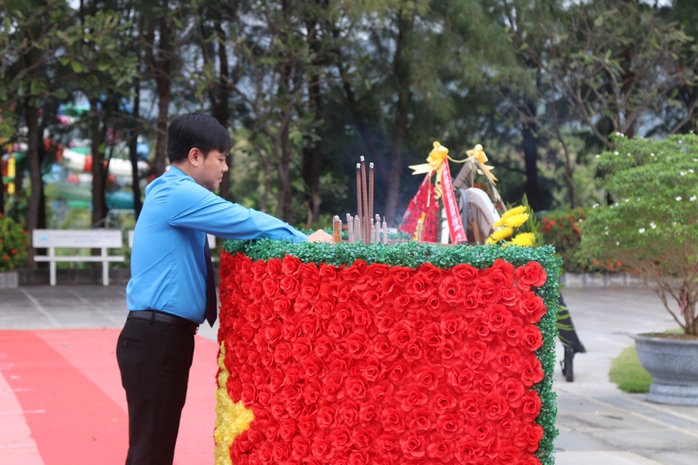 Khánh Hoà: Dâng hương tưởng niệm chiến sĩ Gạc Ma- Ảnh 3. Khánh Hoà: Dâng hương tưởng niệm chiến sĩ Gạc Ma- Ảnh 3.
