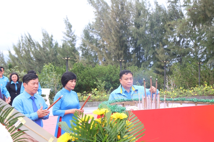 Khánh Hoà: Dâng hương tưởng niệm chiến sĩ Gạc Ma- Ảnh 5. Khánh Hoà: Dâng hương tưởng niệm chiến sĩ Gạc Ma- Ảnh 5.