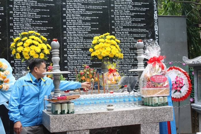 Khánh Hoà: Dâng hương tưởng niệm chiến sĩ Gạc Ma- Ảnh 4. Khánh Hoà: Dâng hương tưởng niệm chiến sĩ Gạc Ma- Ảnh 4.