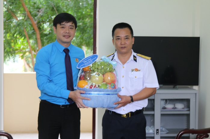 Khánh Hoà: Dâng hương tưởng niệm chiến sĩ Gạc Ma- Ảnh 6. Khánh Hoà: Dâng hương tưởng niệm chiến sĩ Gạc Ma- Ảnh 6.