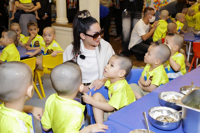 Như Quỳnh xúc động khi thăm mái ấm nuôi 73 trẻ mồ côi- Ảnh 3. Như Quỳnh xúc động khi thăm mái ấm nuôi 73 trẻ mồ côi- Ảnh 3.