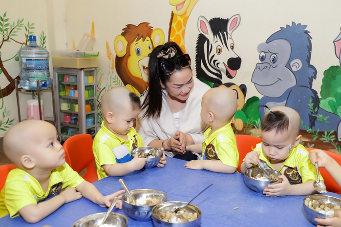 Như Quỳnh xúc động khi thăm mái ấm nuôi 73 trẻ mồ côi- Ảnh 2. Như Quỳnh xúc động khi thăm mái ấm nuôi 73 trẻ mồ côi- Ảnh 2.