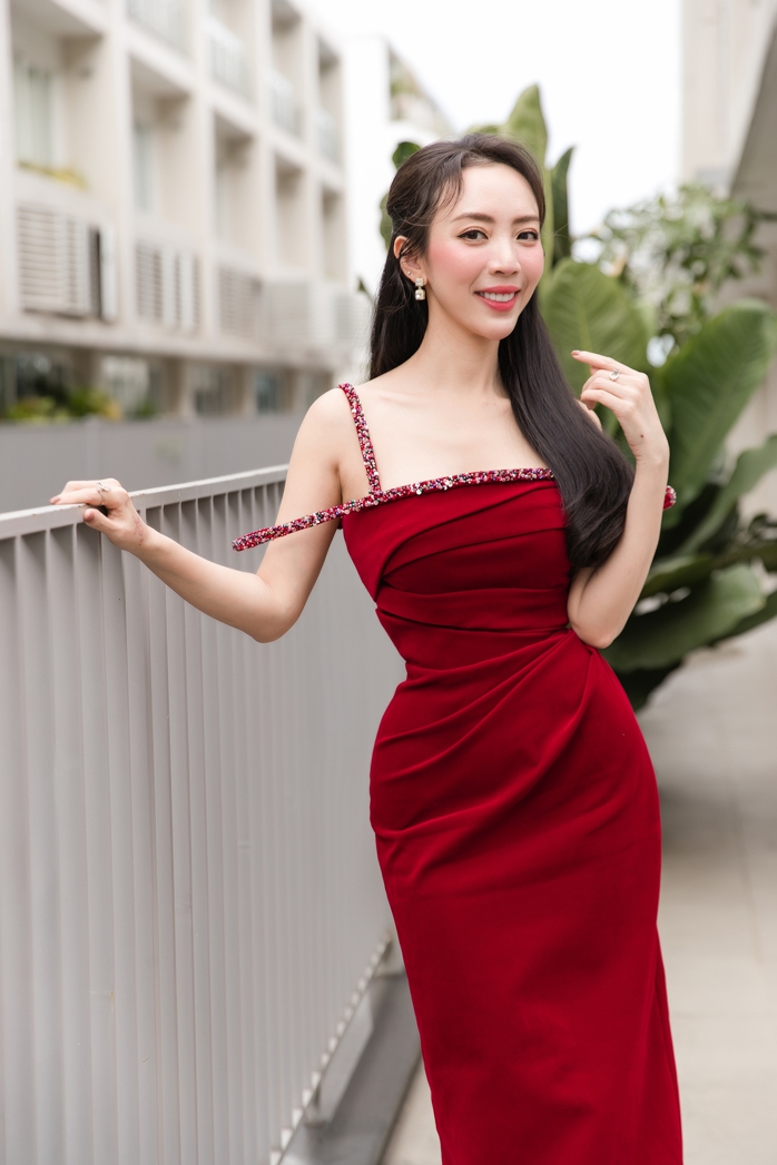 Thu Trang đỏ rực, yêu kiều bên Tiến Luật- Ảnh 1. Thu Trang đỏ rực, yêu kiều bên Tiến Luật- Ảnh 1.