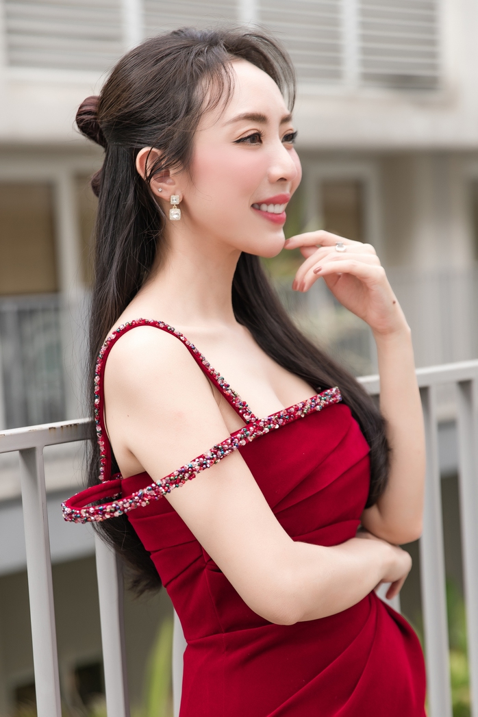 Thu Trang đỏ rực, yêu kiều bên Tiến Luật- Ảnh 4. Thu Trang đỏ rực, yêu kiều bên Tiến Luật- Ảnh 4.