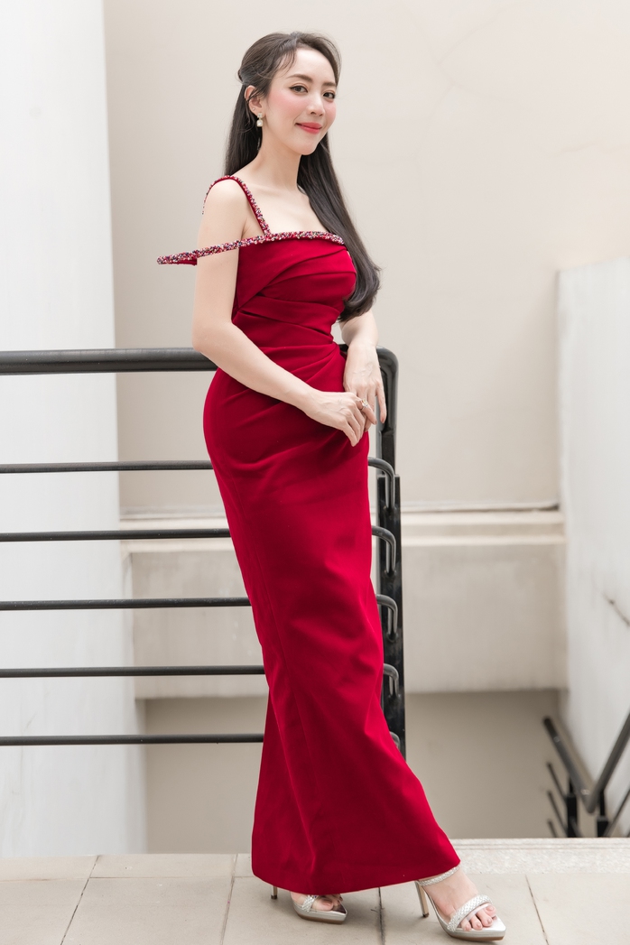 Thu Trang đỏ rực, yêu kiều bên Tiến Luật- Ảnh 3. Thu Trang đỏ rực, yêu kiều bên Tiến Luật- Ảnh 3.