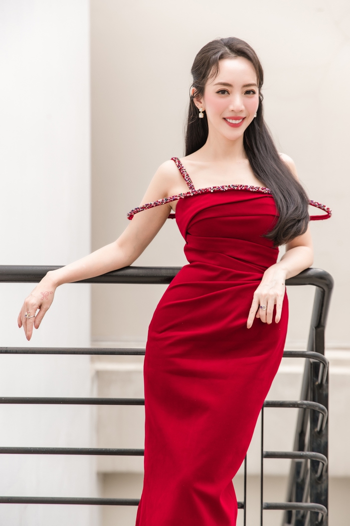 Thu Trang đỏ rực, yêu kiều bên Tiến Luật- Ảnh 2. Thu Trang đỏ rực, yêu kiều bên Tiến Luật- Ảnh 2.
