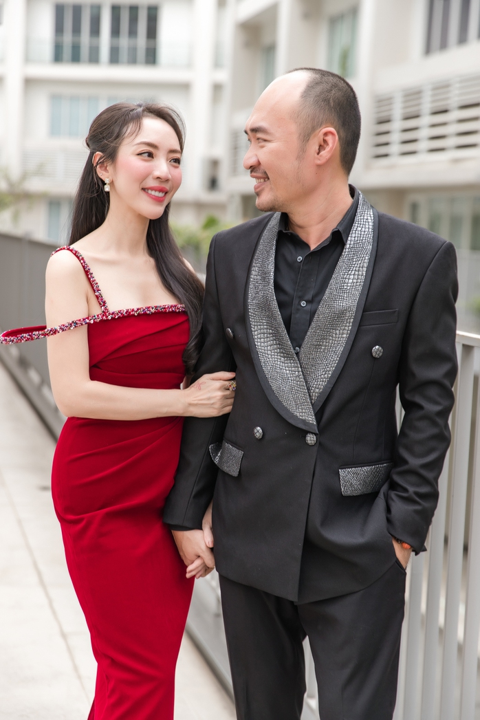 Thu Trang đỏ rực, yêu kiều bên Tiến Luật- Ảnh 8. Thu Trang đỏ rực, yêu kiều bên Tiến Luật- Ảnh 8.