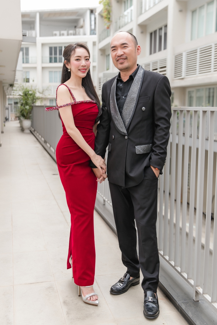 Thu Trang đỏ rực, yêu kiều bên Tiến Luật- Ảnh 10. Thu Trang đỏ rực, yêu kiều bên Tiến Luật- Ảnh 10.
