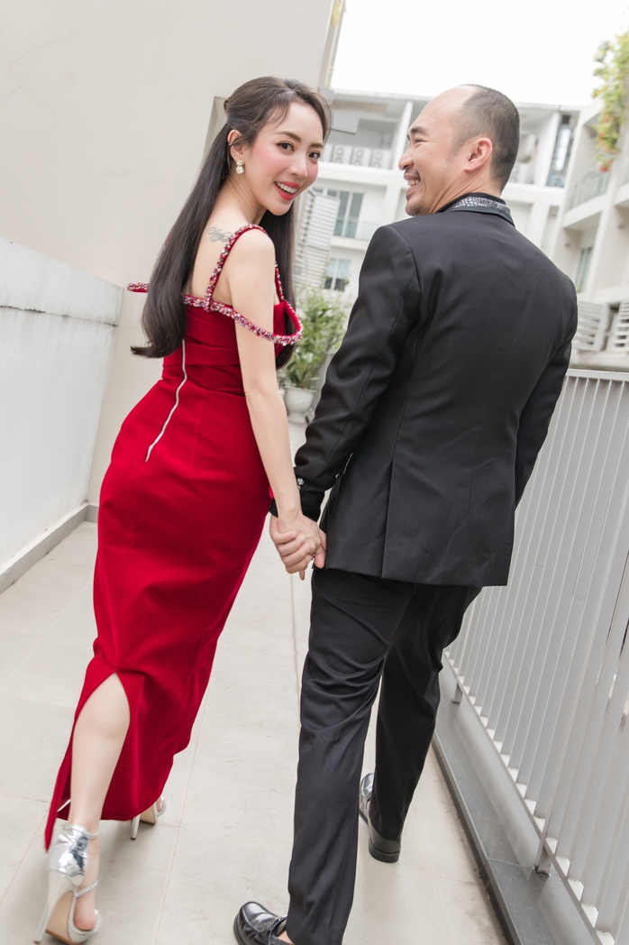 Thu Trang đỏ rực, yêu kiều bên Tiến Luật- Ảnh 11. Thu Trang đỏ rực, yêu kiều bên Tiến Luật- Ảnh 11.