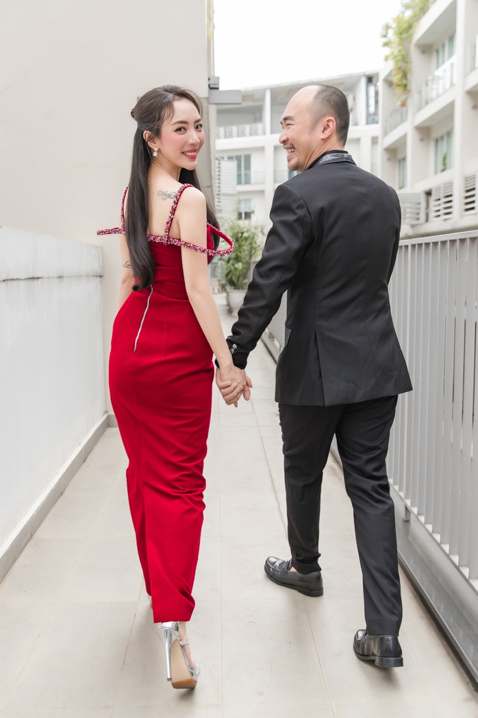 Thu Trang đỏ rực, yêu kiều bên Tiến Luật- Ảnh 12. Thu Trang đỏ rực, yêu kiều bên Tiến Luật- Ảnh 12.