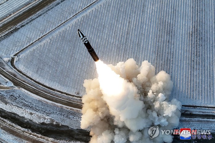 Triều Tiên xác nhận đã phóng tên lửa đạn đạo xuyên lục địa (ICBM) Hwasong-18 vào sáng 18-12. Ảnh: Yonhap Triều Tiên xác nhận đã phóng tên lửa đạn đạo xuyên lục địa (ICBM) Hwasong-18 vào sáng 18-12. Ảnh: Yonhap