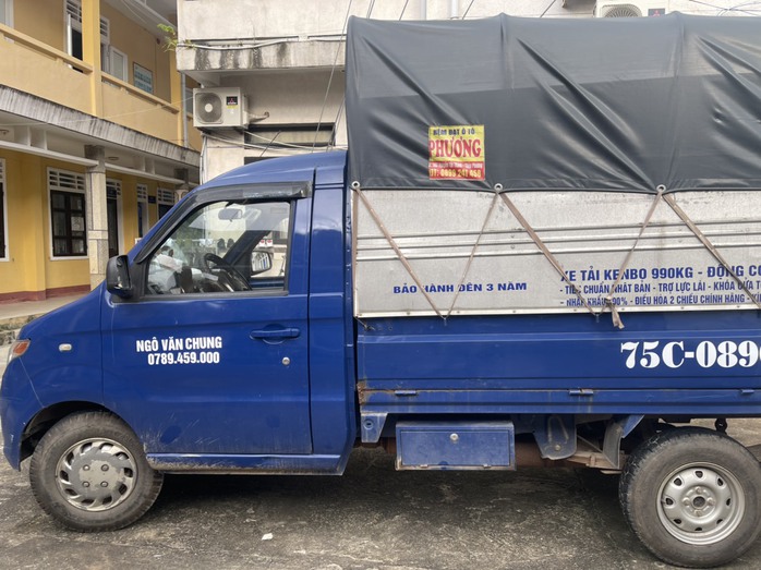 Chiếc xe chở gỗ lậu bị công an tạm giữ
