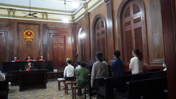Bất ngờ số người đến dự phiên tòa “nỗi đau Carina”- Ảnh 2. Bất ngờ số người đến dự phiên tòa “nỗi đau Carina”- Ảnh 2.