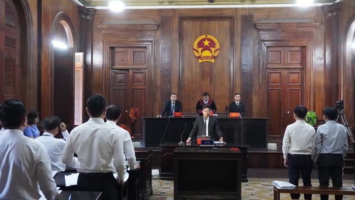 Bất ngờ số người đến dự phiên tòa “nỗi đau Carina”- Ảnh 3. Bất ngờ số người đến dự phiên tòa “nỗi đau Carina”- Ảnh 3.