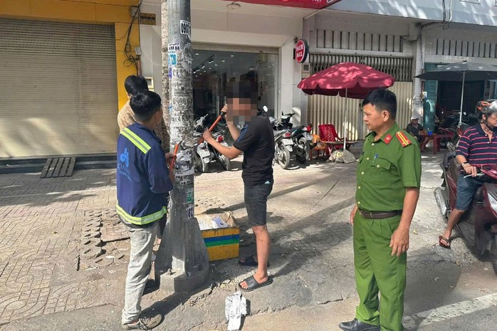 Nhức mắt với quảng cáo "bẩn"- Ảnh 5. Nhức mắt với quảng cáo "bẩn"- Ảnh 5.