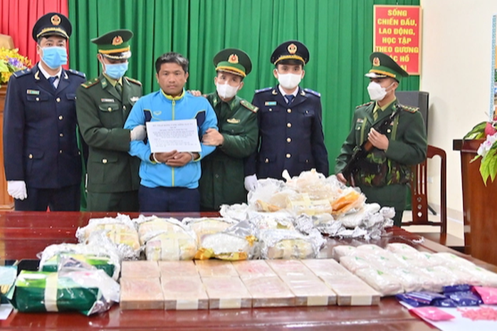 Bắt người nước ngoài "ôm" 21 kg ma túy qua biên giới, mang theo súng- Ảnh 1. Bắt người nước ngoài "ôm" 21 kg ma túy qua biên giới, mang theo súng- Ảnh 1.