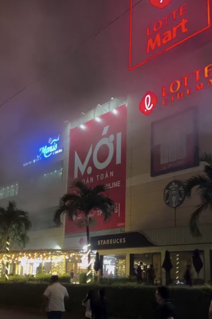 TP HCM: Cháy ở siêu thị Lotte Mart quận 7- Ảnh 1. TP HCM: Cháy ở siêu thị Lotte Mart quận 7- Ảnh 1.
