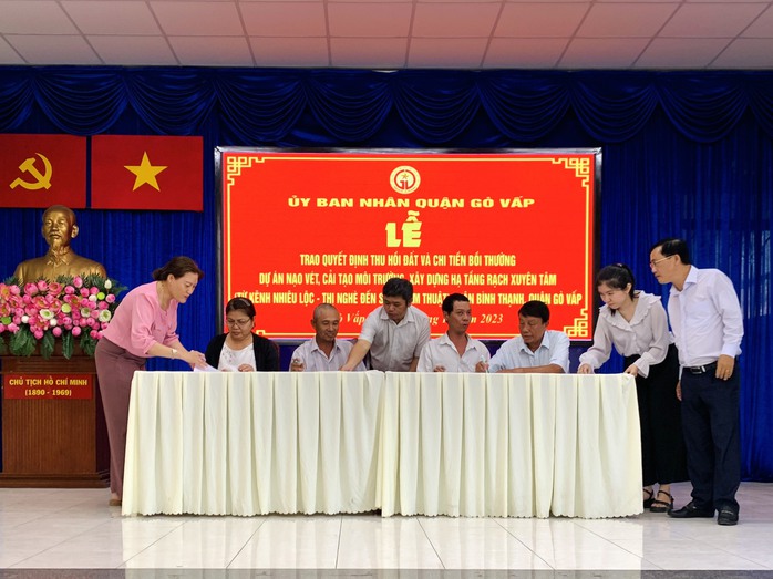 5 hộ dân đầu tiên trong dự án rạch Xuyên Tâm nhận gần 23 tỉ đồng- Ảnh 1.
