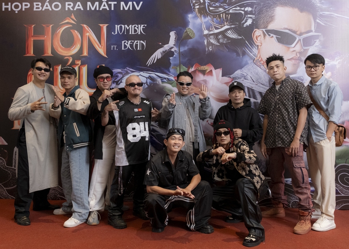 Chủ nhân bản hit "Khuê Mộc Lang" gây sốt
- Ảnh 3. Chủ nhân bản hit "Khuê Mộc Lang" gây sốt
- Ảnh 3.