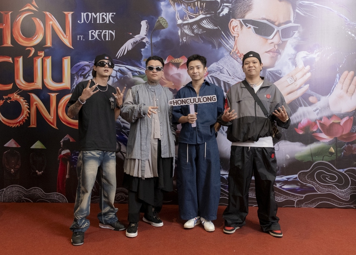 Chủ nhân bản hit "Khuê Mộc Lang" gây sốt
- Ảnh 4. Chủ nhân bản hit "Khuê Mộc Lang" gây sốt
- Ảnh 4.